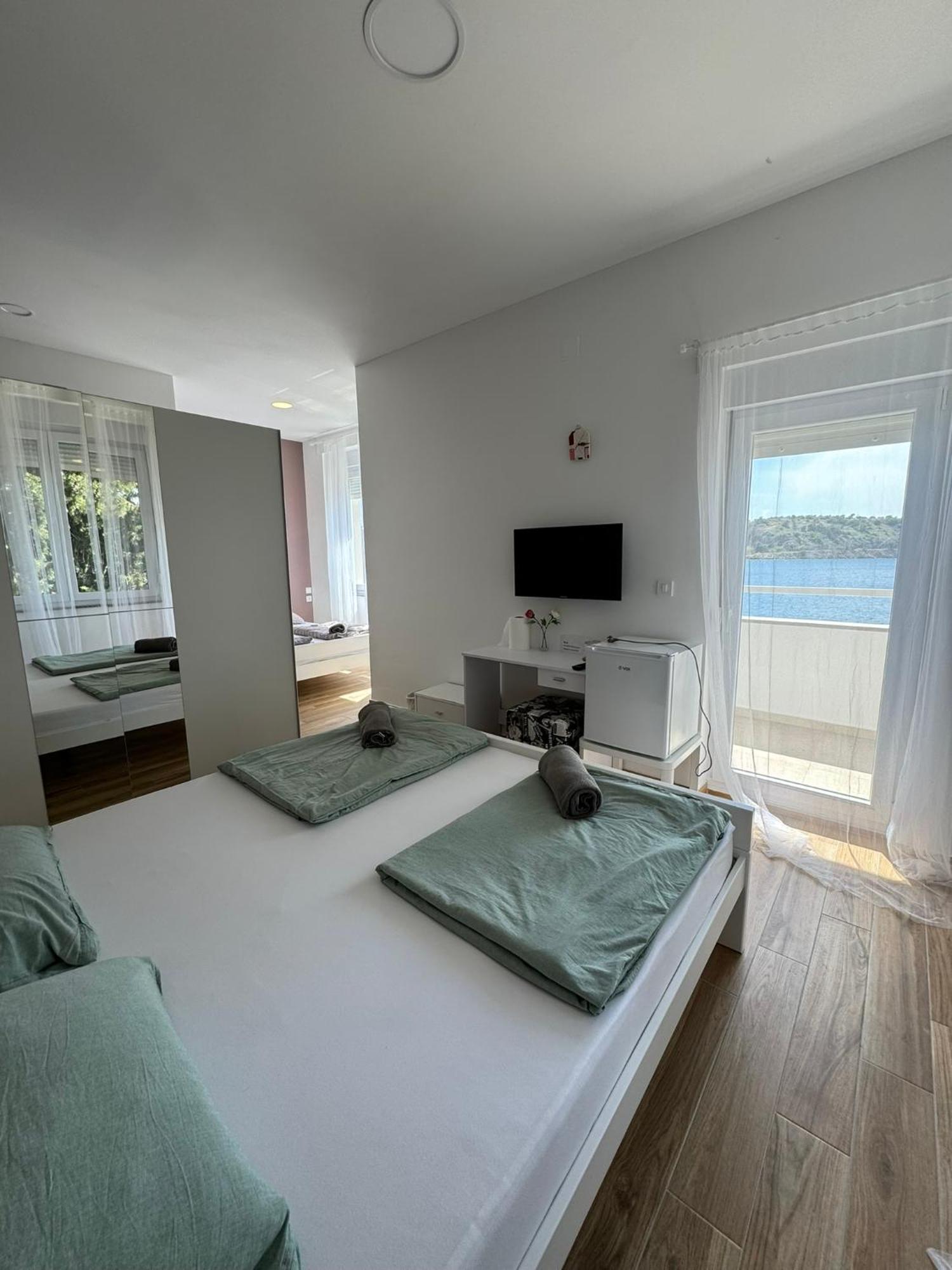 Villa Lovorka By Villa Eva Omišalj Kamer foto